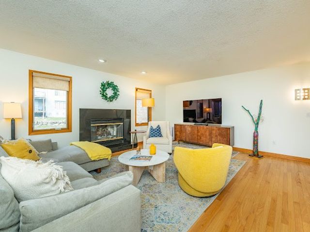 684 58th Place 11, West Des Moines, IA 50266