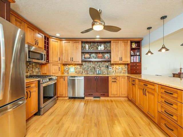 684 58th Place 11, West Des Moines, IA 50266