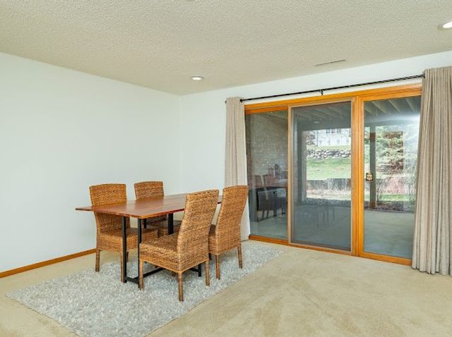 684 58th Place 11, West Des Moines, IA 50266