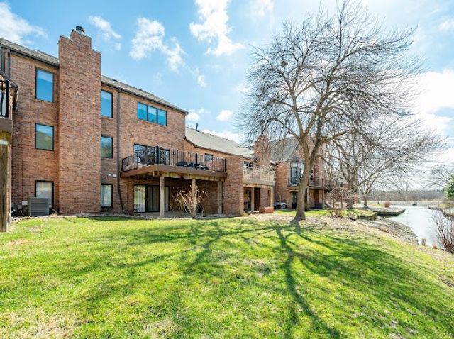 684 58th Place 11, West Des Moines, IA 50266