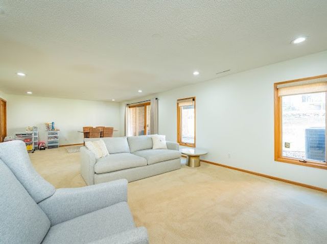 684 58th Place 11, West Des Moines, IA 50266