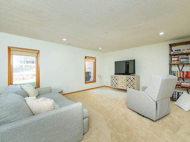 684 58th Place 11, West Des Moines, IA 50266