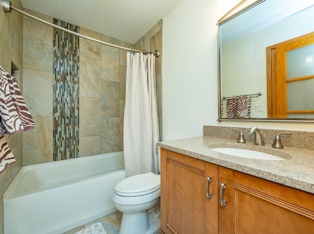 684 58th Place 11, West Des Moines, IA 50266