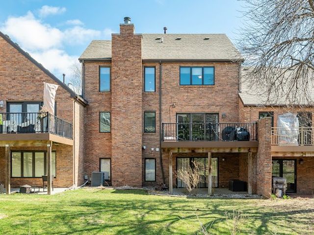 684 58th Place 11, West Des Moines, IA 50266