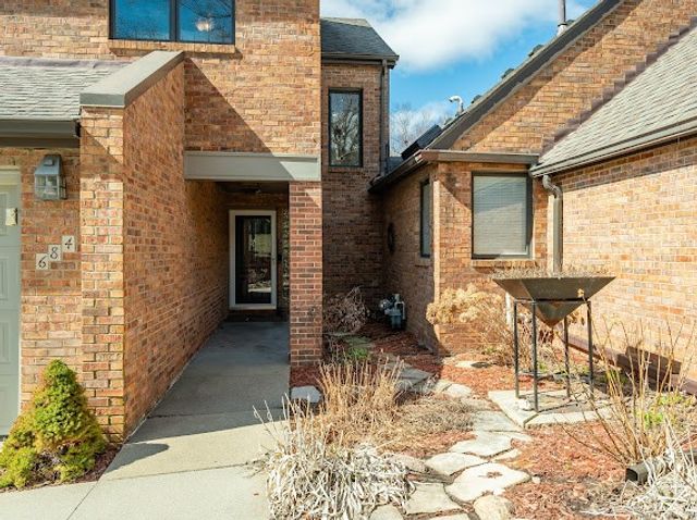 684 58th Place 11, West Des Moines, IA 50266