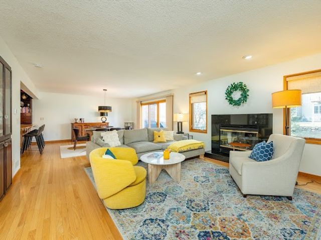 684 58th Place 11, West Des Moines, IA 50266