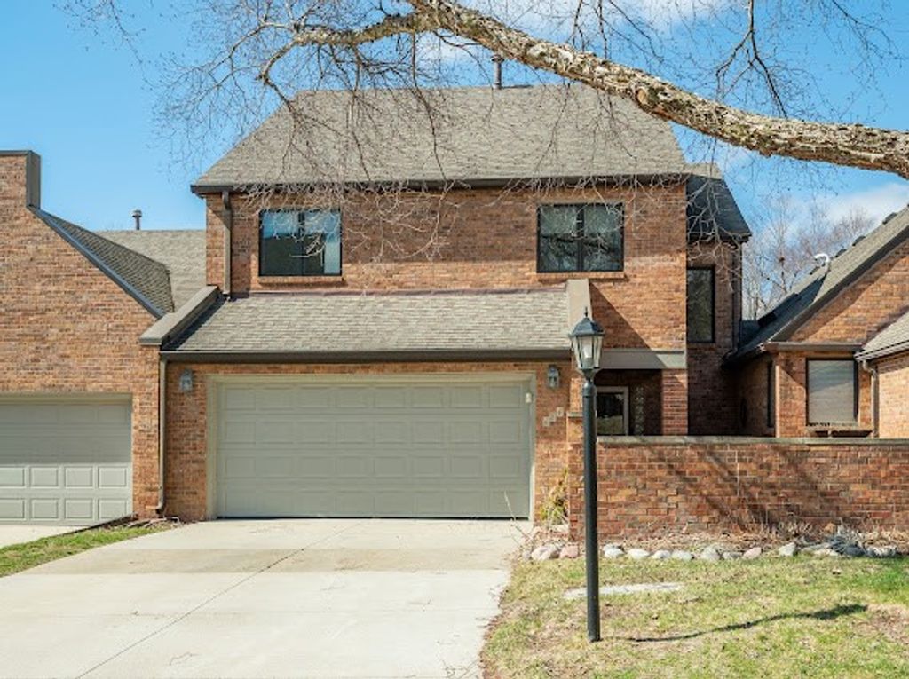 684 58th Place 11, West Des Moines, IA 50266