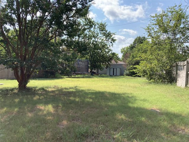 301 Lake Park Avenue, Waxahachie, TX 75165