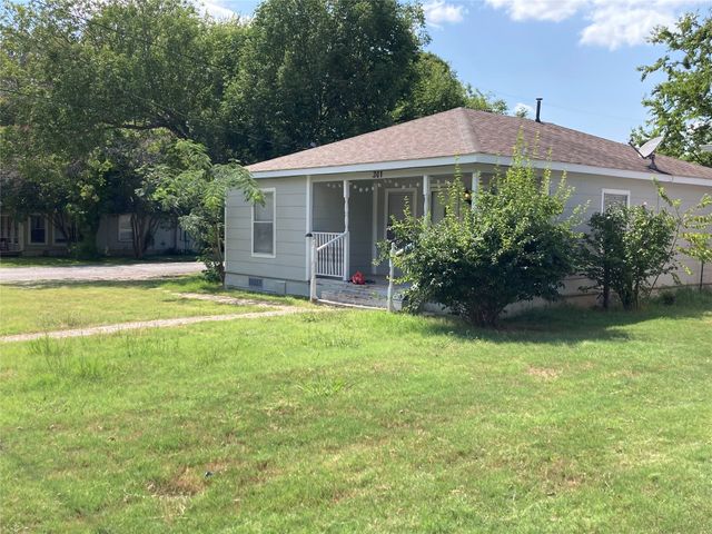 301 Lake Park Avenue, Waxahachie, TX 75165