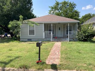 301 Lake Park Avenue, Waxahachie, TX 75165