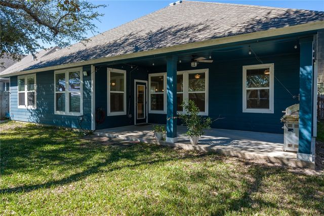 146 Norwood Oaks Dr, Rockport, TX 78382