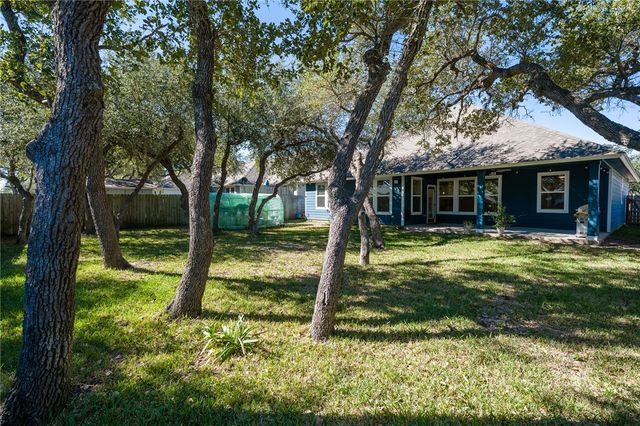146 Norwood Oaks Dr, Rockport, TX 78382