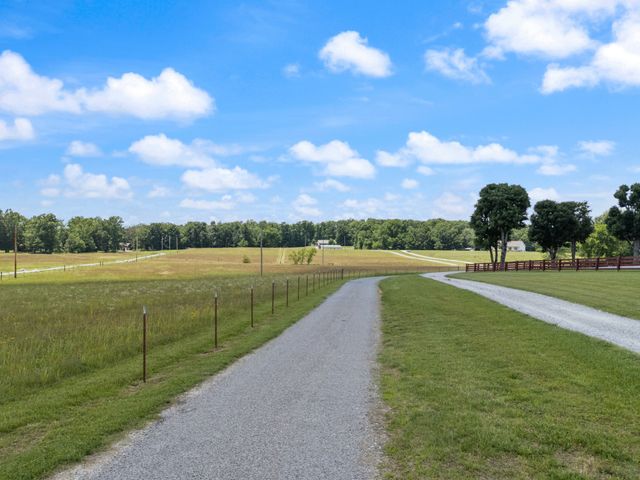 1150 Old Blacktop Rd, Mc Ewen, TN 37101