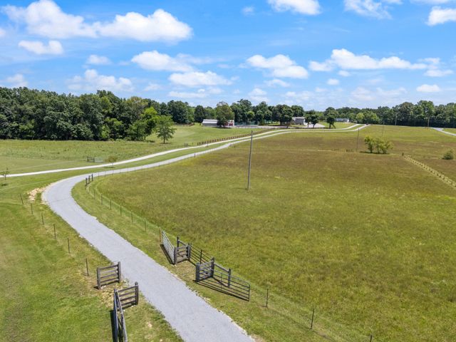 1150 Old Blacktop Rd, Mc Ewen, TN 37101