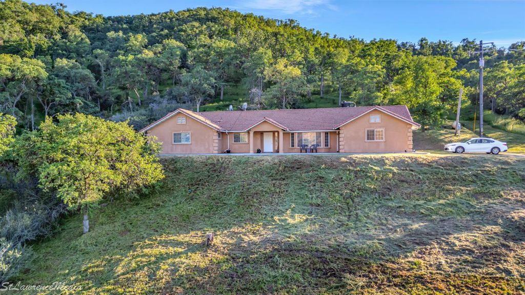Image 2 of property listing at 27557 Paradise Valley Lane, Clovis, CA 93619