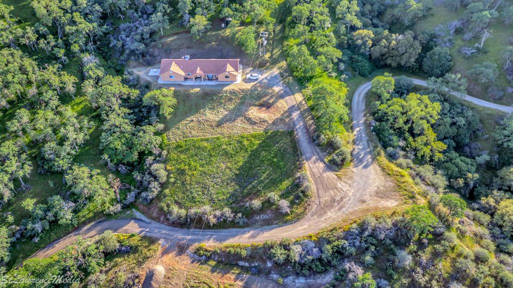 Image 3 of property listing at 27557 Paradise Valley Lane, Clovis, CA 93619