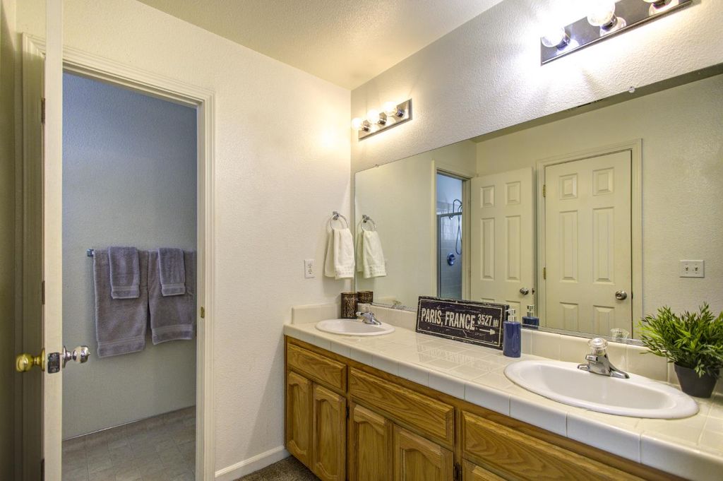 Image 40 of property listing at 27557 Paradise Valley Lane, Clovis, CA 93619