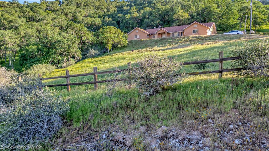 Image 46 of property listing at 27557 Paradise Valley Lane, Clovis, CA 93619