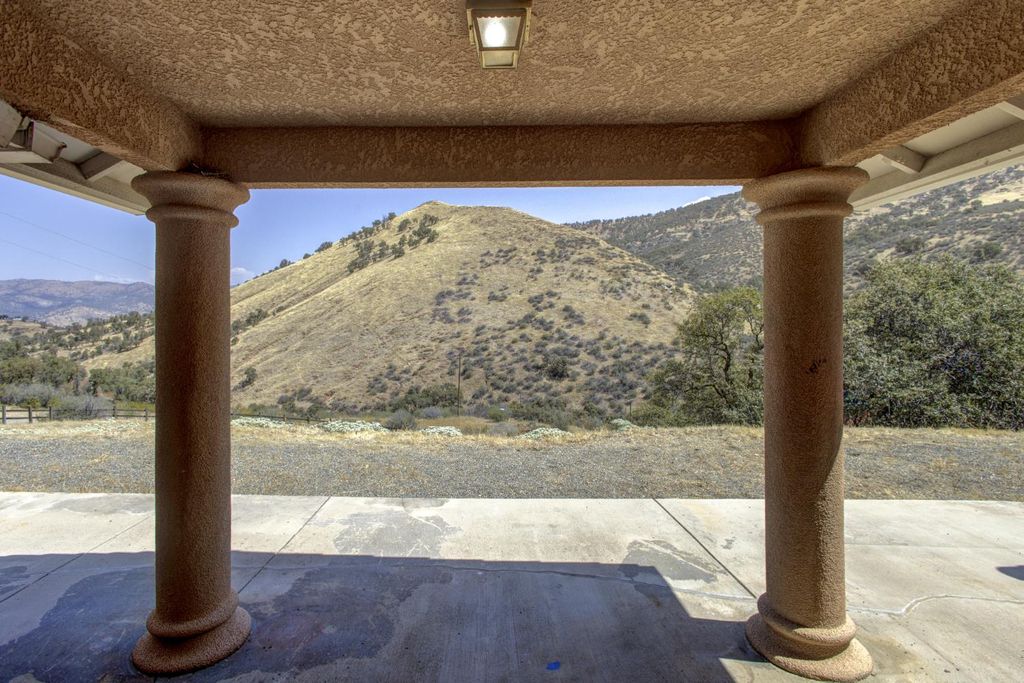 Image 5 of property listing at 27557 Paradise Valley Lane, Clovis, CA 93619