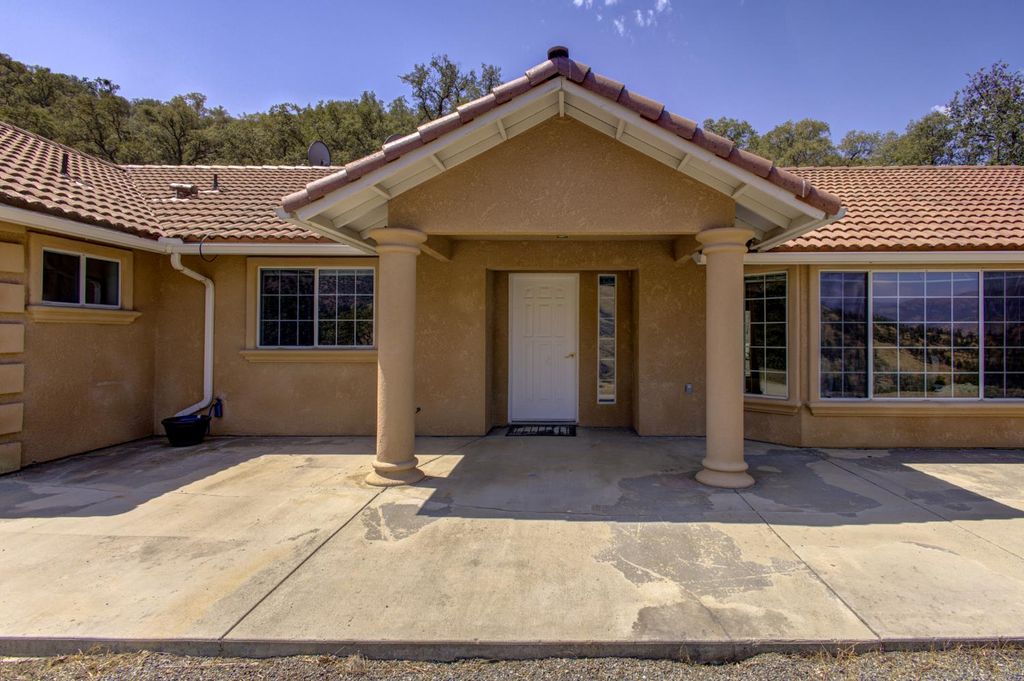 Image 6 of property listing at 27557 Paradise Valley Lane, Clovis, CA 93619
