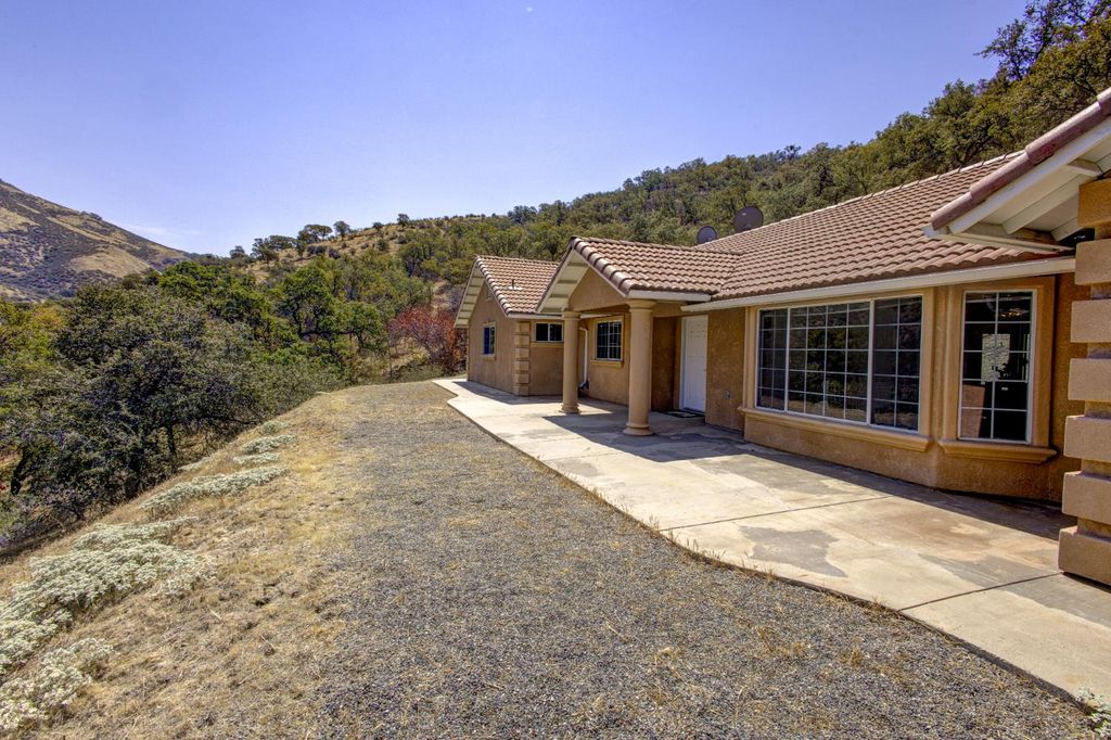 Image 7 of property listing at 27557 Paradise Valley Lane, Clovis, CA 93619