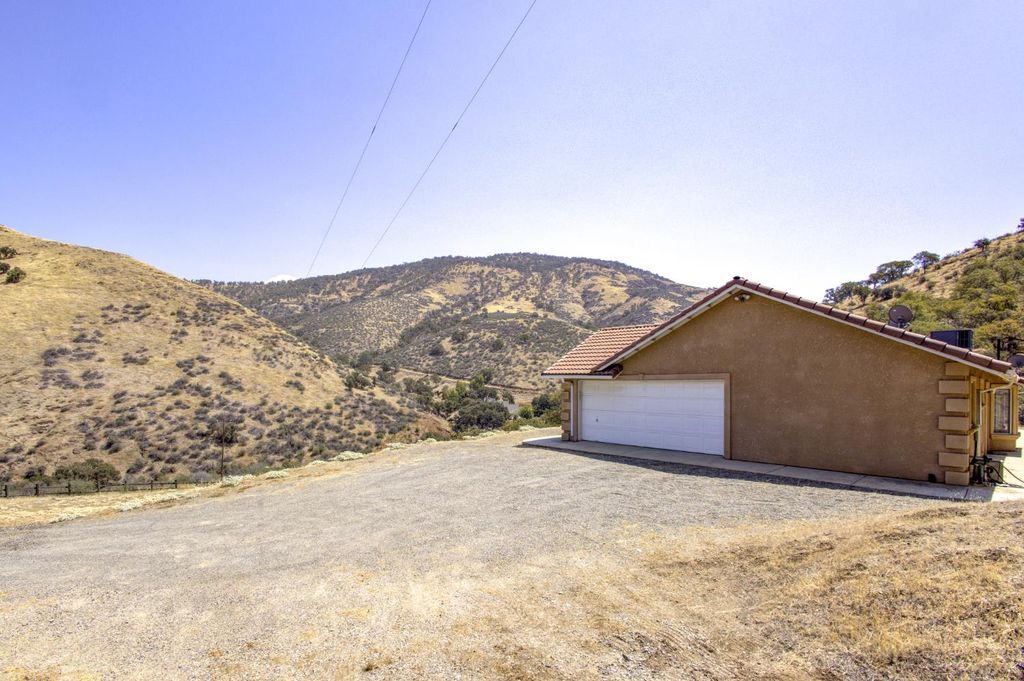 Image 72 of property listing at 27557 Paradise Valley Lane, Clovis, CA 93619