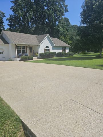 580 Fox Run Ln, Lafayette, TN 37083
