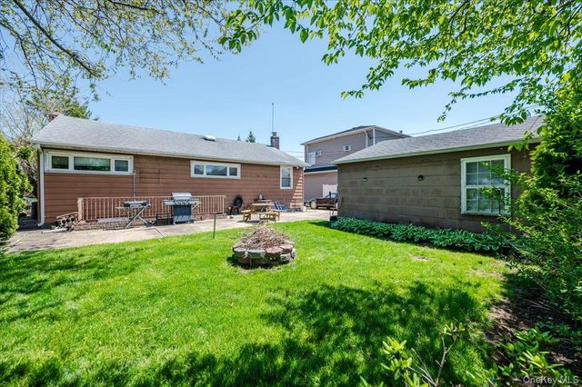 37 Wellesley Lane, Hicksville, NY 11801