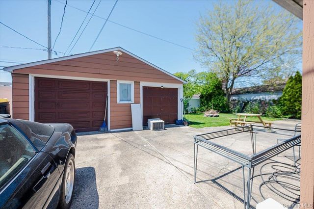 37 Wellesley Lane, Hicksville, NY 11801