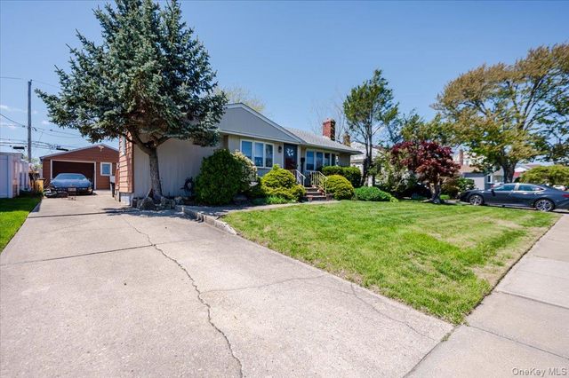 37 Wellesley Lane, Hicksville, NY 11801