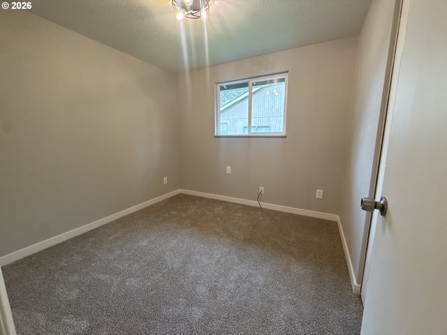 6875 B St, Springfield, OR 97478