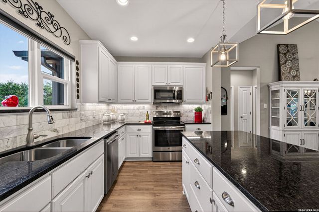 1403 COTTONWOOD RD, Fischer, TX 78623