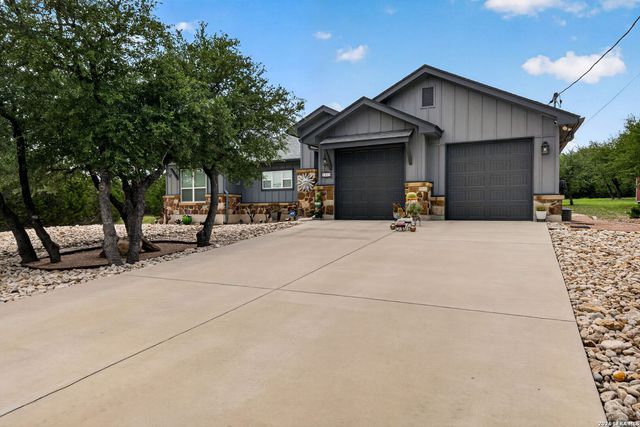 1403 COTTONWOOD RD, Fischer, TX 78623