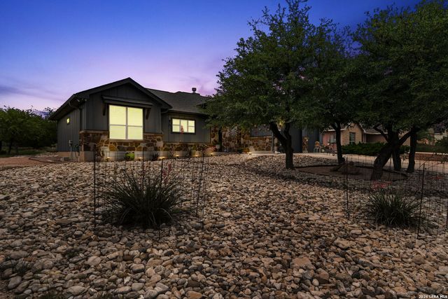 1403 COTTONWOOD RD, Fischer, TX 78623