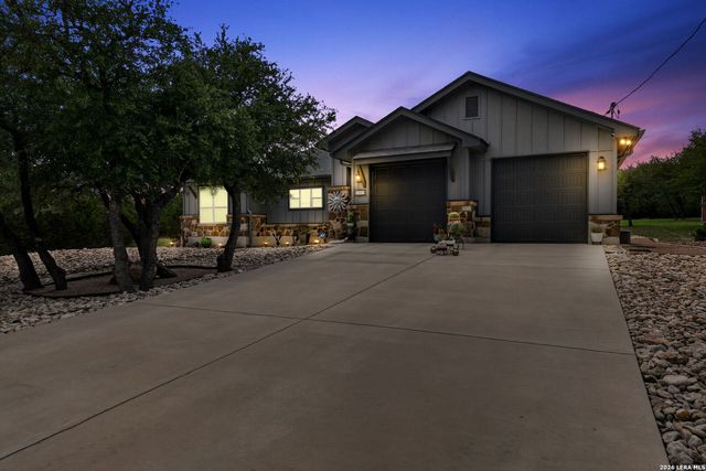 1403 COTTONWOOD RD, Fischer, TX 78623