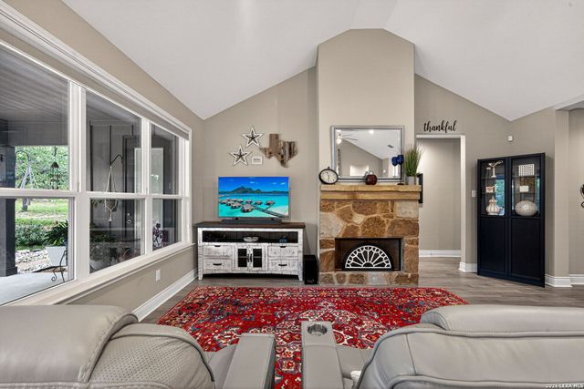 1403 COTTONWOOD RD, Fischer, TX 78623