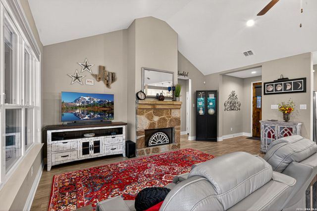 1403 COTTONWOOD RD, Fischer, TX 78623