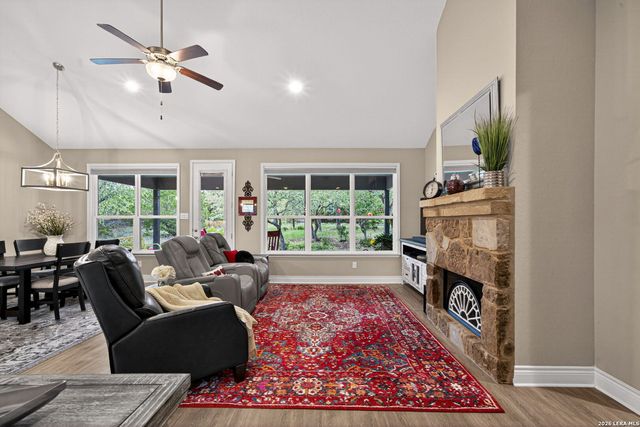 1403 COTTONWOOD RD, Fischer, TX 78623