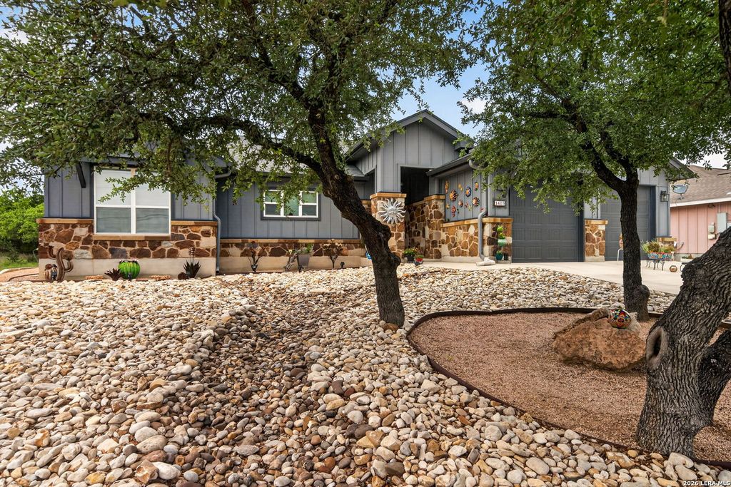1403 COTTONWOOD RD, Fischer, TX 78623