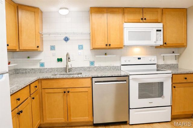 916 Claytonbrook Drive 1, Ballwin, MO 63011