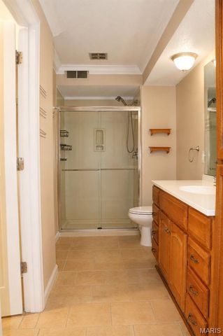 916 Claytonbrook Drive 1, Ballwin, MO 63011
