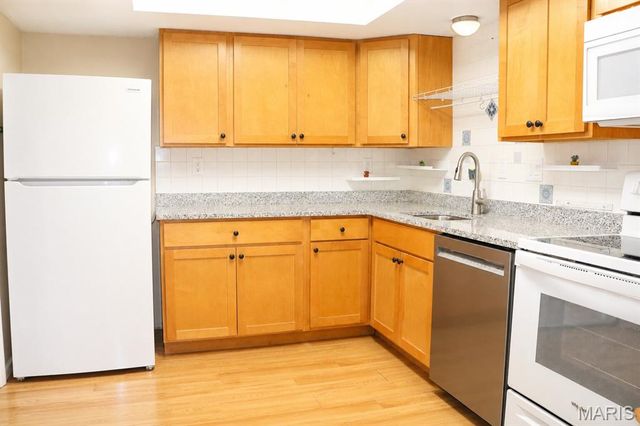 916 Claytonbrook Drive 1, Ballwin, MO 63011