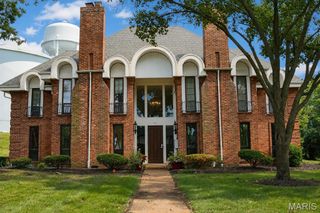 916 Claytonbrook Drive 1, Ballwin, MO 63011