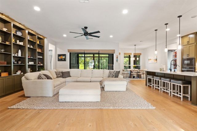 621 Kinnikinik LOOP, Austin, TX 78737
