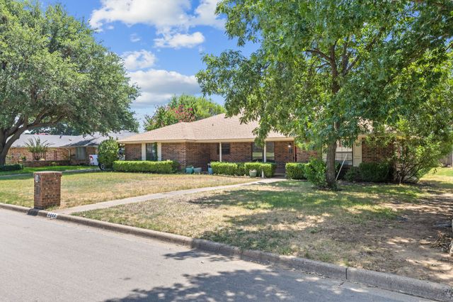1223 Heather Street, Grapevine, TX 76051