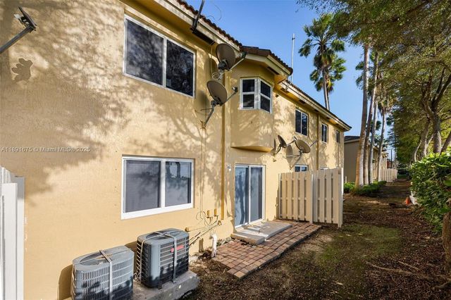 930 NE 33rd Ter 102, Homestead, FL 33033