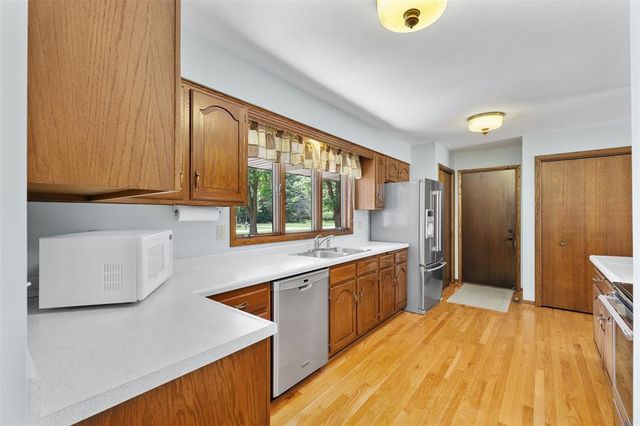 2728 E Deblene Lane, Eau Claire, WI 54703