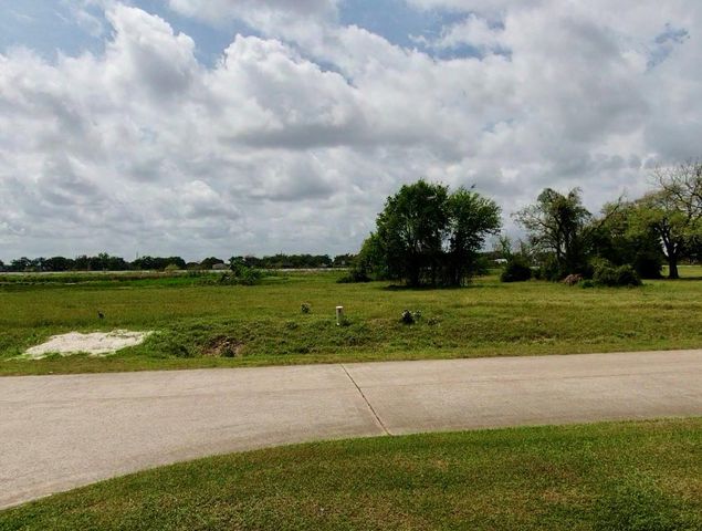 819 Bar X Trail, Angleton, TX 77515