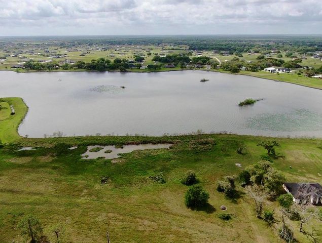 819 Bar X Trail, Angleton, TX 77515