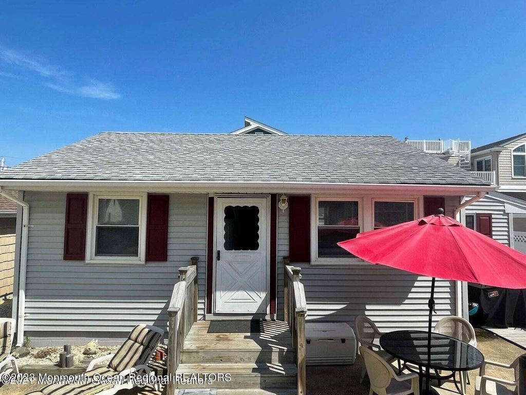 15 Elizabeth Avenue, Lavallette, NJ 08735
